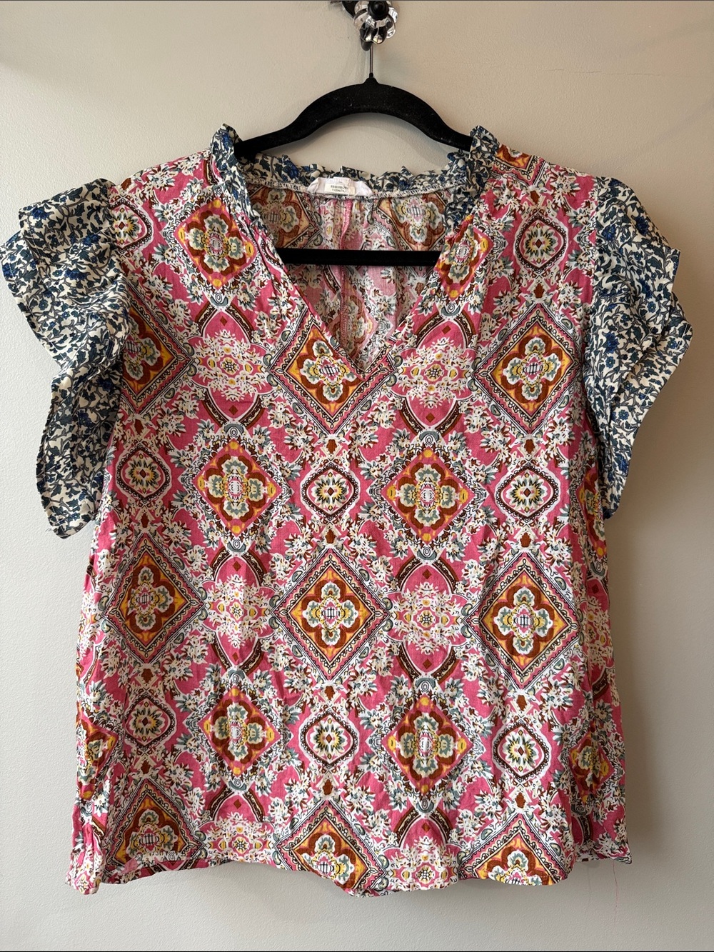 THML Pink Floral Mosaic V-Neck Top with Blue Contrast Sleeves cotton blend M